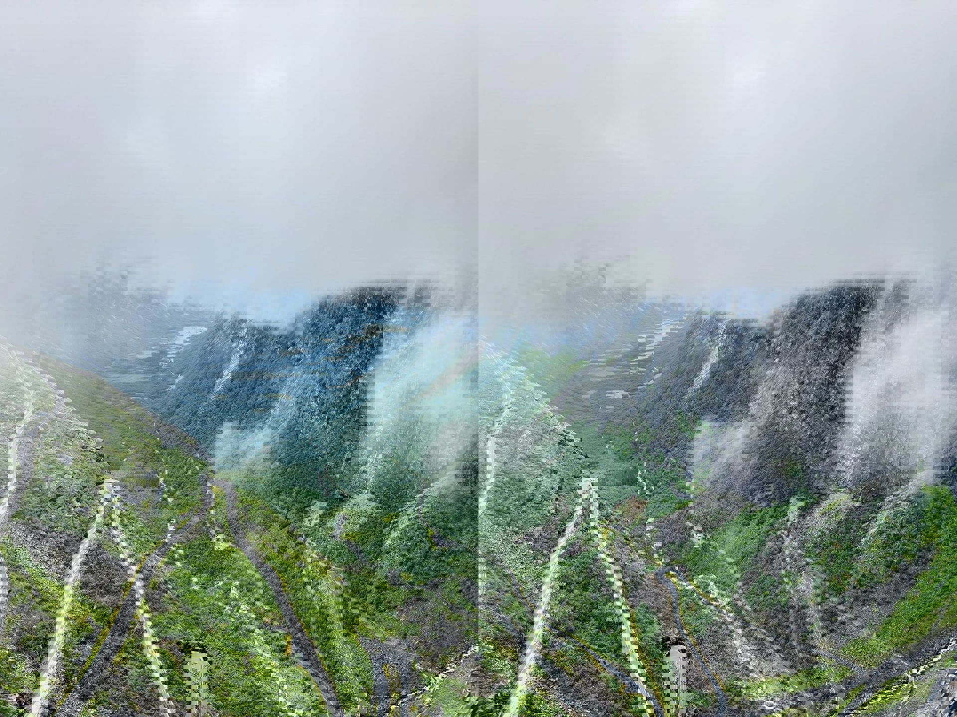 Fra skyer til klar himmel: Vår Trollstigen tur